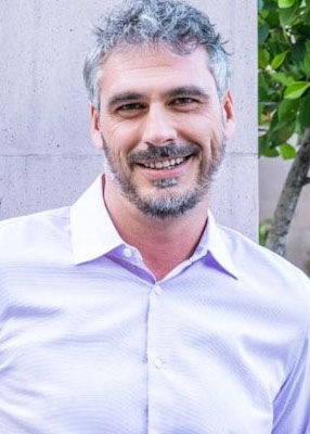 Gérard, 48