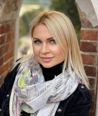 Nina, 44