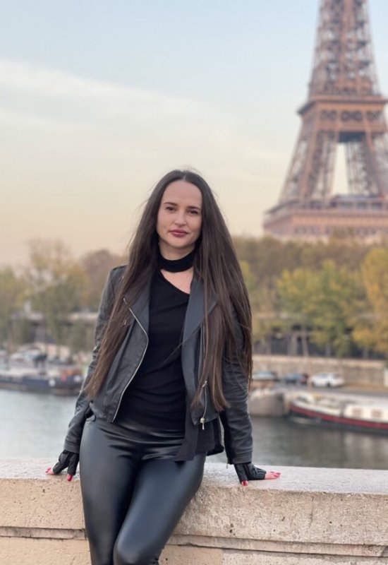 Olga • 43 • France