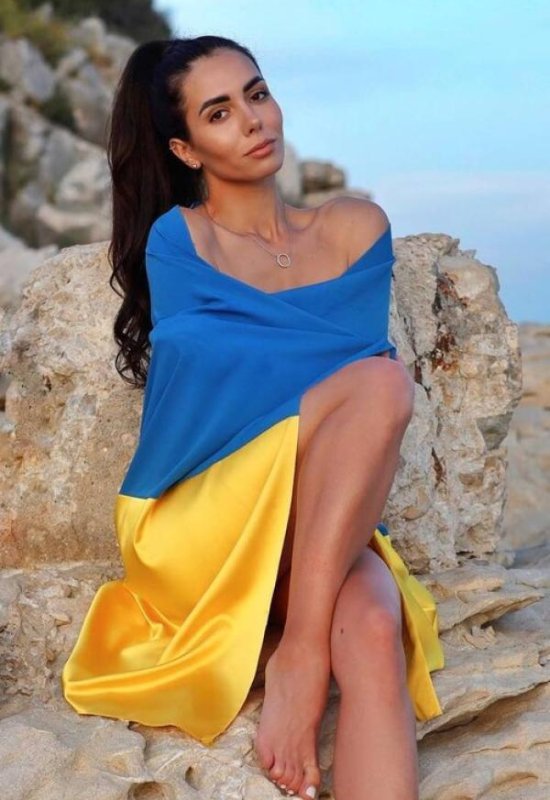 Elena • 31 • Germany