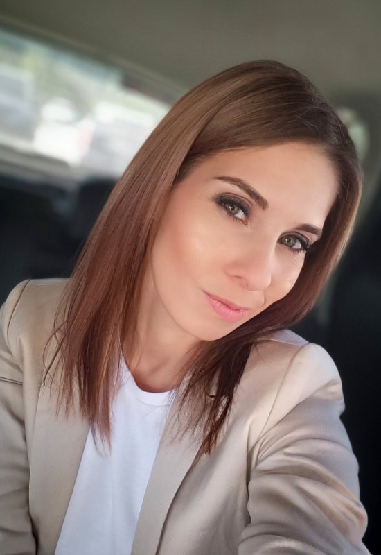 Alena • 43 • France