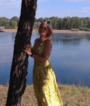 Elena, 44