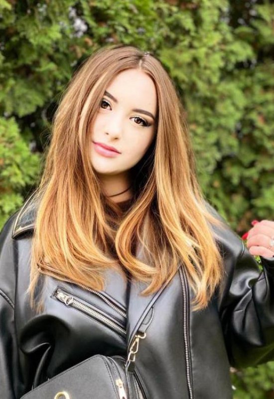 Anna • 23 • Ukraine