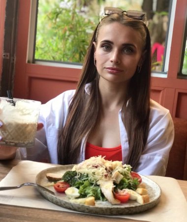 Anna, 31