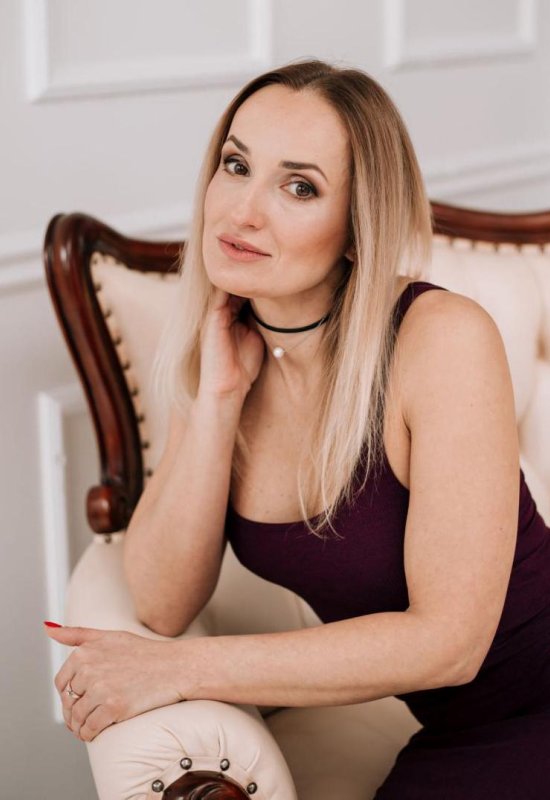 Irina • 44 • France