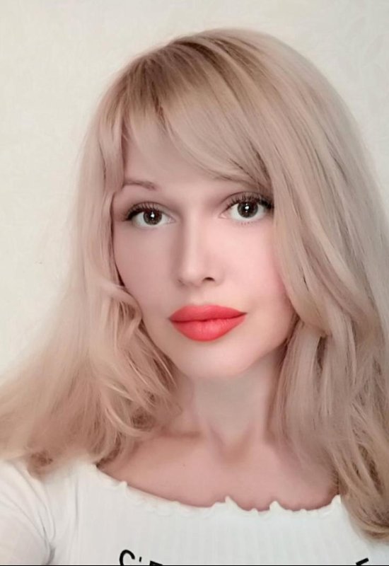 Julia • 40 • Russie