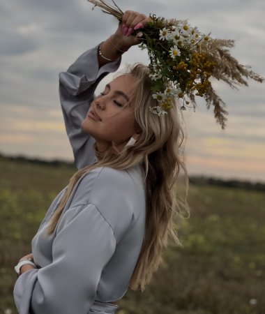 Julia, 25