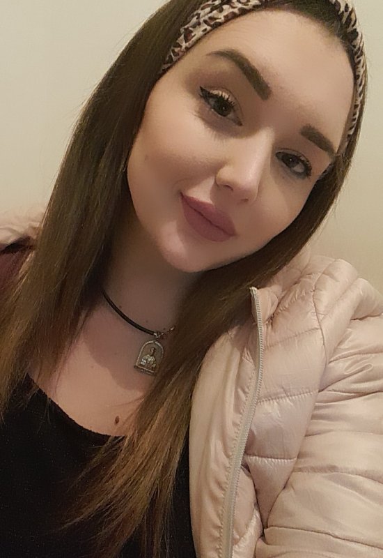 Viktoria • 27 • France