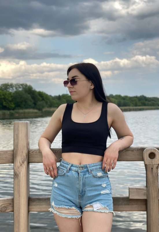 Anna • 25 • France