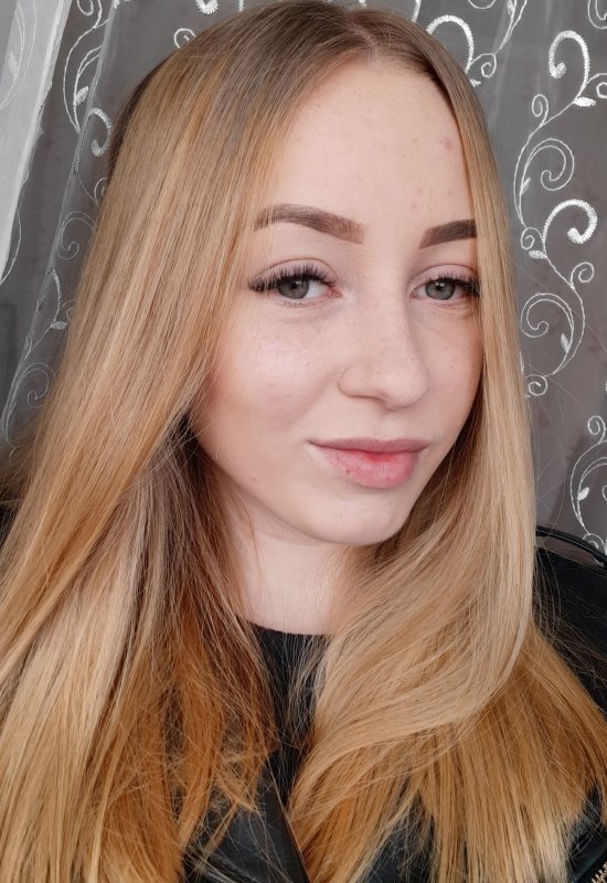 Veronika • 23 • Ukraine 🇺🇦