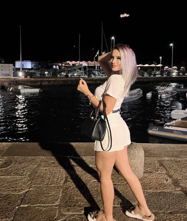 Karola, 26