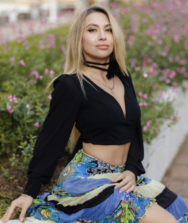 Yana, 43