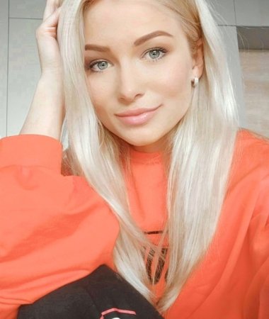 Anna, 32