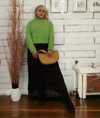 Nadya, 39