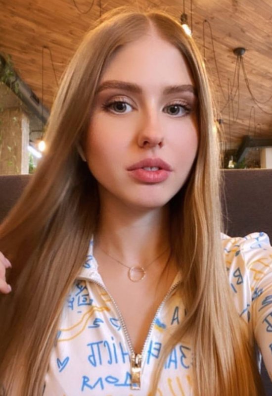 Olha • 25 • Ukraine 🇺🇦