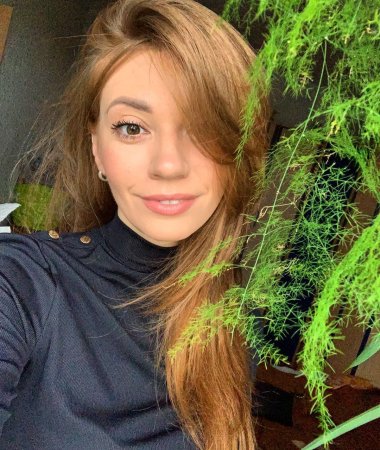 Anna, 37