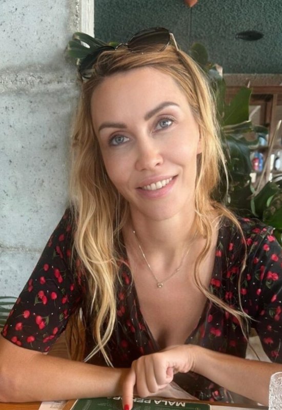 Anna • 37 • France