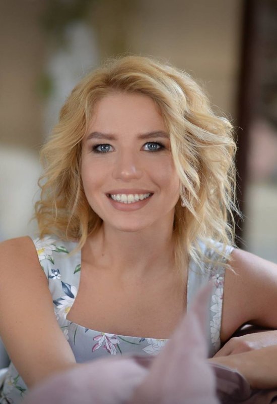 Anna • 42 • Spain