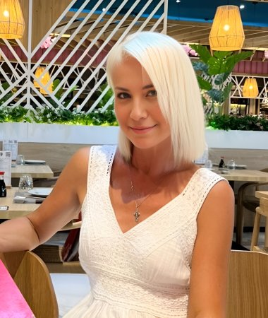 Elena, 49