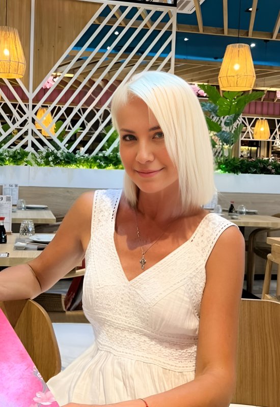 Elena • 49 • Espagne