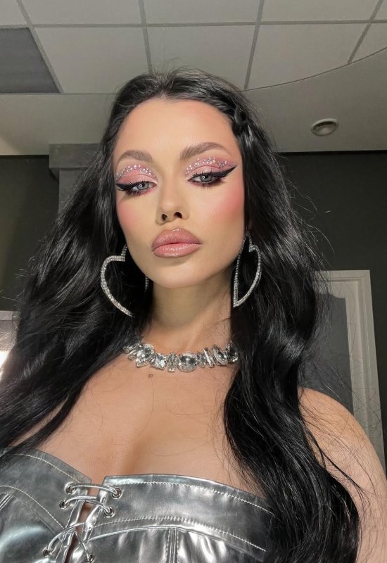 Diana • 24 • Russia