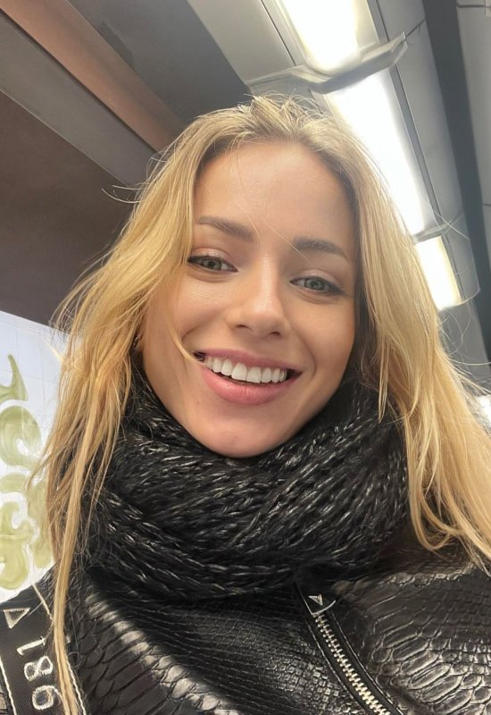 Elena • 40 • France