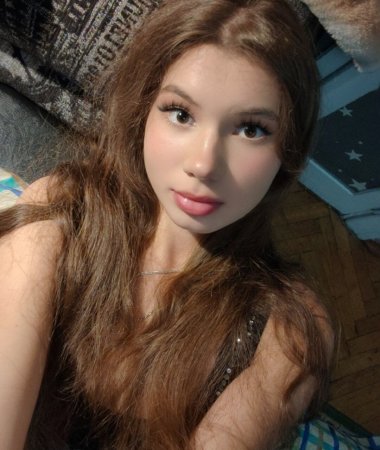 Nina, 21