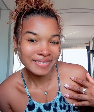 Francela zita , 25