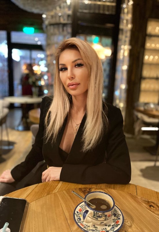 Elena • 42 • France