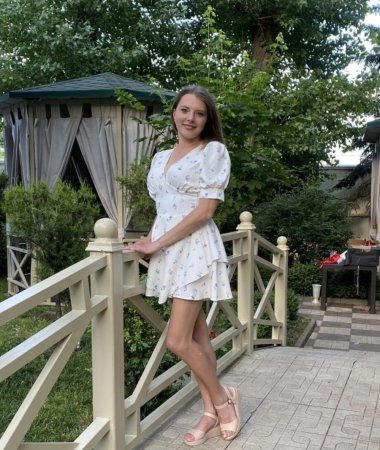 Alexandra, 31
