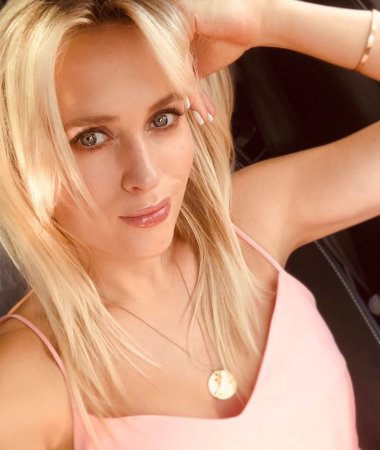 Alexandra, 39