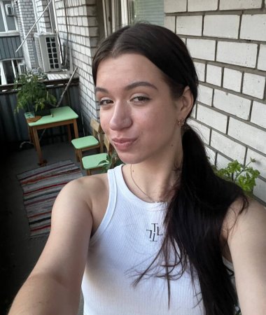 Yeseniia, 26