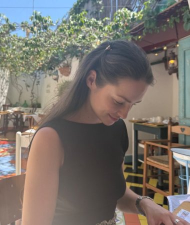 Yana, 37