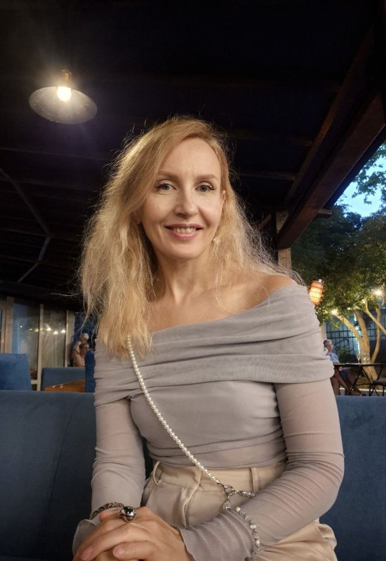 Elena • 51 • Germany