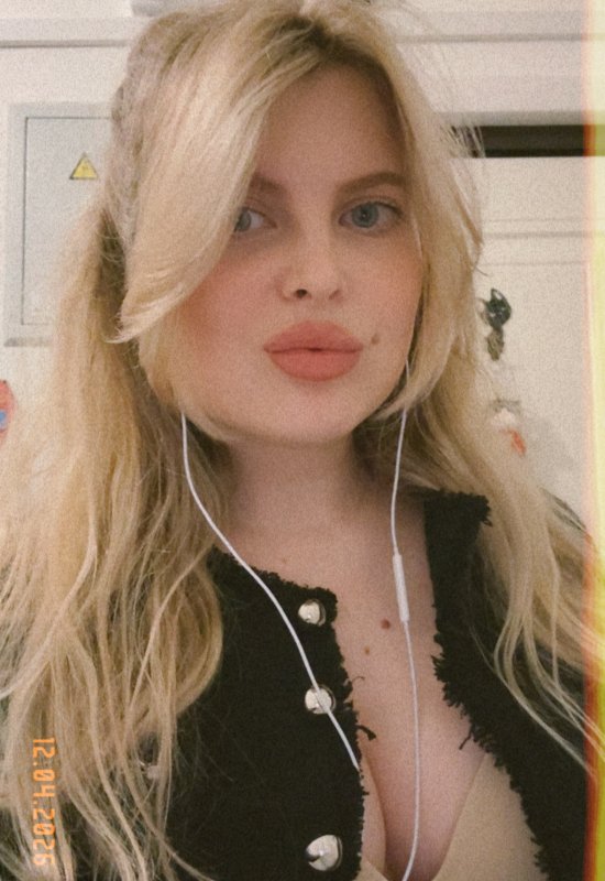Olga • 38 • Russia