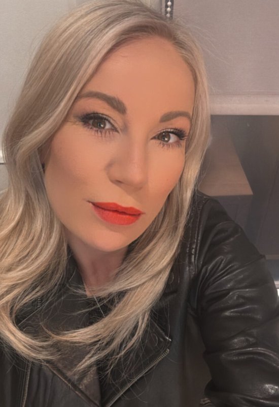 Alina • 43 • France