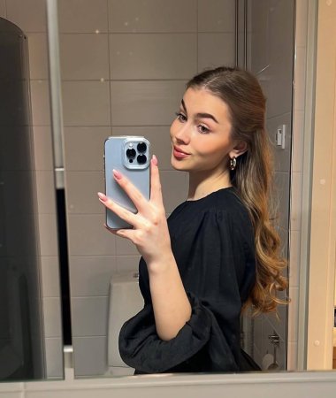 Veronika, 30