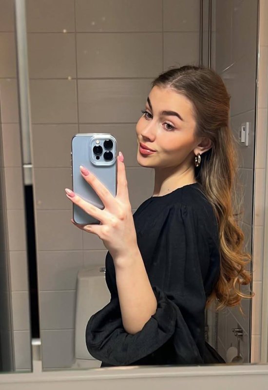 Veronika • 30 • France