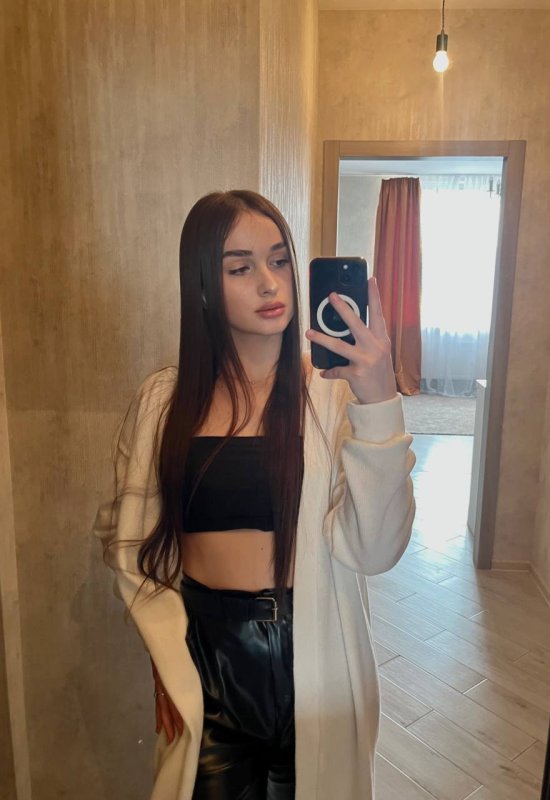Dina • 27 • Ukraine