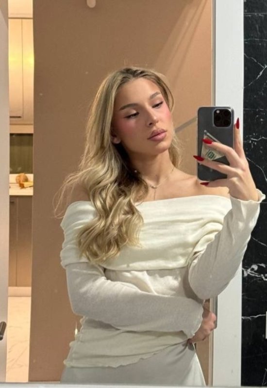 Anastasia • 24 • France