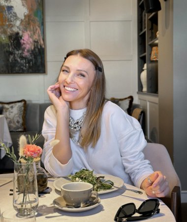 Olga, 44