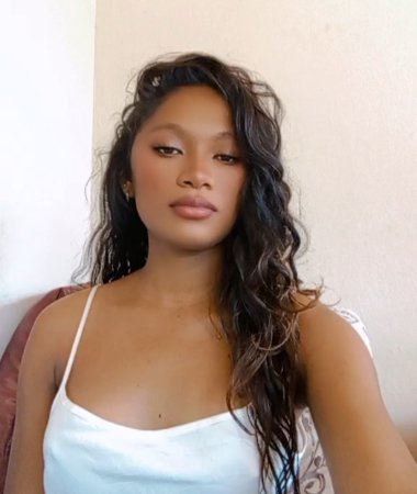 Ella, 28