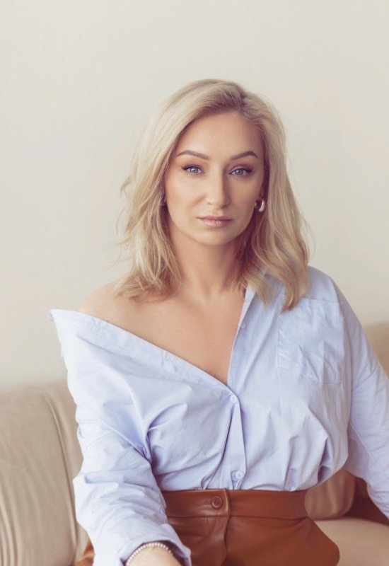 Elena • 45 • Ukraine 🇺🇦
