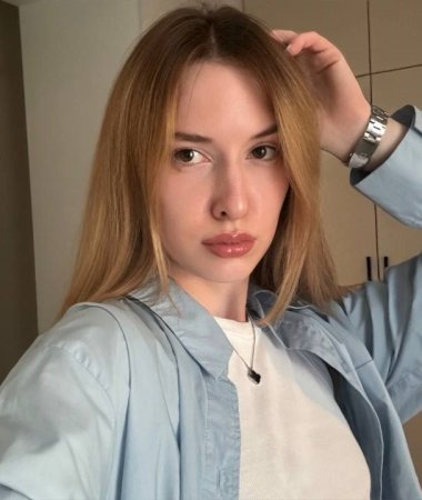Angelina, 32