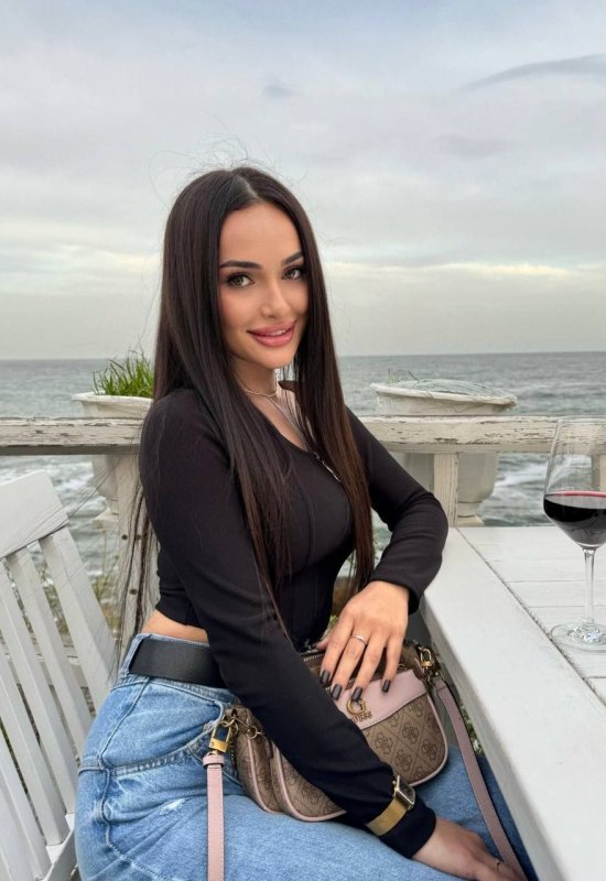 Anna • 33 • France