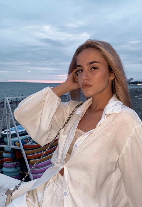 Lina • 21 • Russia